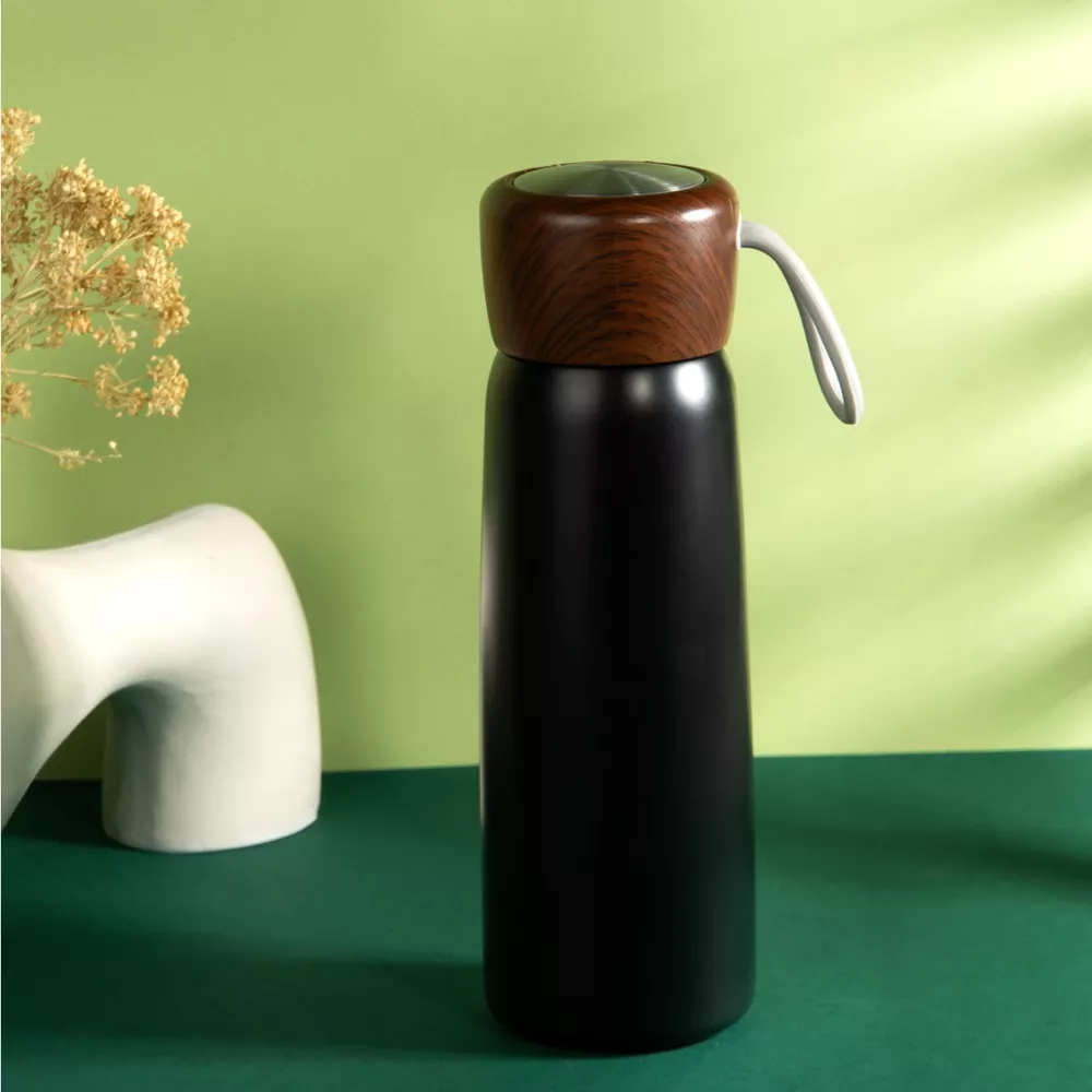 فلاسک درب چوبی با طراحی منحصر به فرد، ترکیبی از بدنه فلزی مقاوم و درب چوبی طبیعی دارد که آن را به انتخابی لوکس و متفاوت تبدیل می‌کند. این فلاسک در سه رنگ زیبا عرضه می‌شود و برای حفظ دمای مایعات، گزینه‌ای ایده‌آل برای استفاده روزانه، سفر و هدیه است. با کیفیت بالا و دوام طولانی، فلاسک درب چوبی انتخابی عالی برای کسانی است که به دنبال محصولی زیبا و کاربردی هستند.